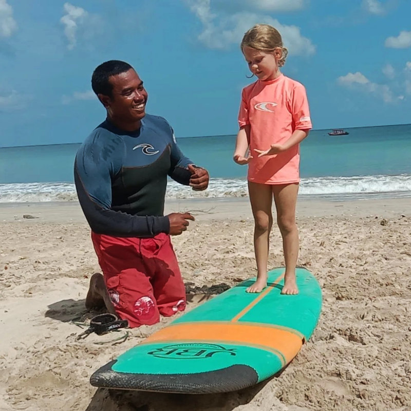 Sekolah Surfing di Jimbaran oleh Wayan Nere