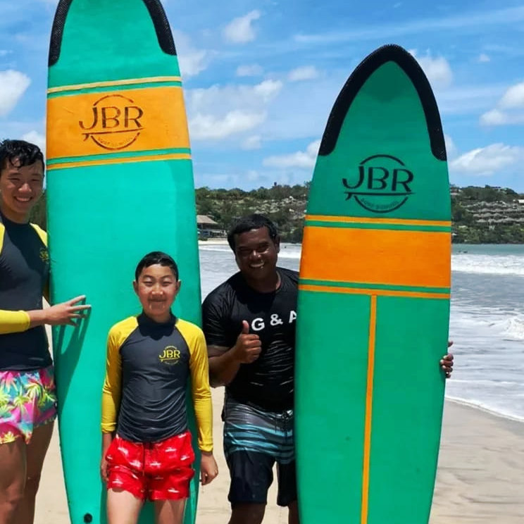 Sesi setelah Kelas Surfing di JBR Surf School Jimbaran oleh Wayan Nere